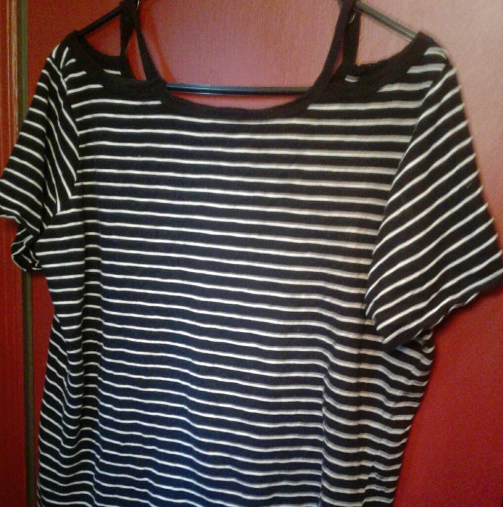 Black and white off shoulders shirt🎉 - Picture 2 of 2